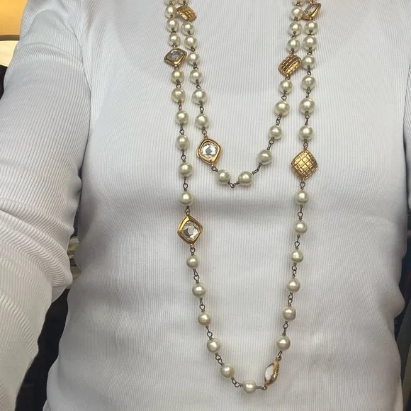 CHANEL 1970s quilted pearl and crystal embellished necklace. Collectors item! - Picture 2 of 4